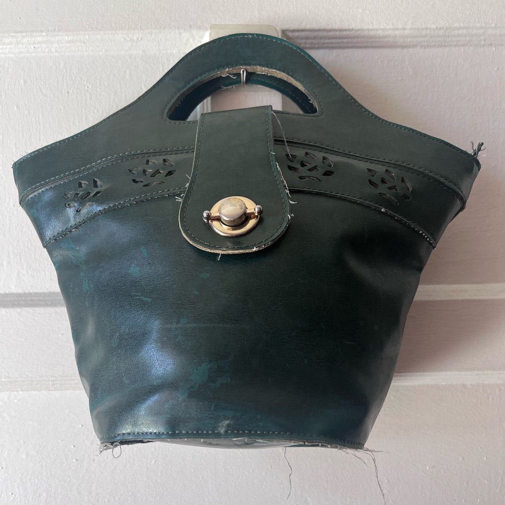 1:1 Vintage Dark Green Bucket Bag with Cut-Out Details & Turn-Lock Closure